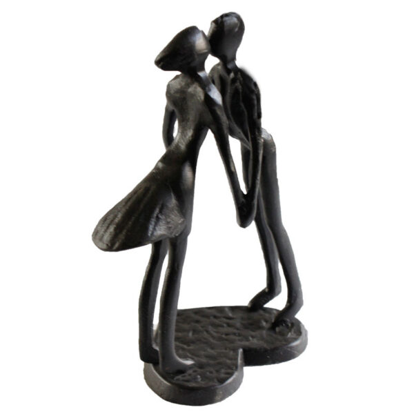 kissing couple statue