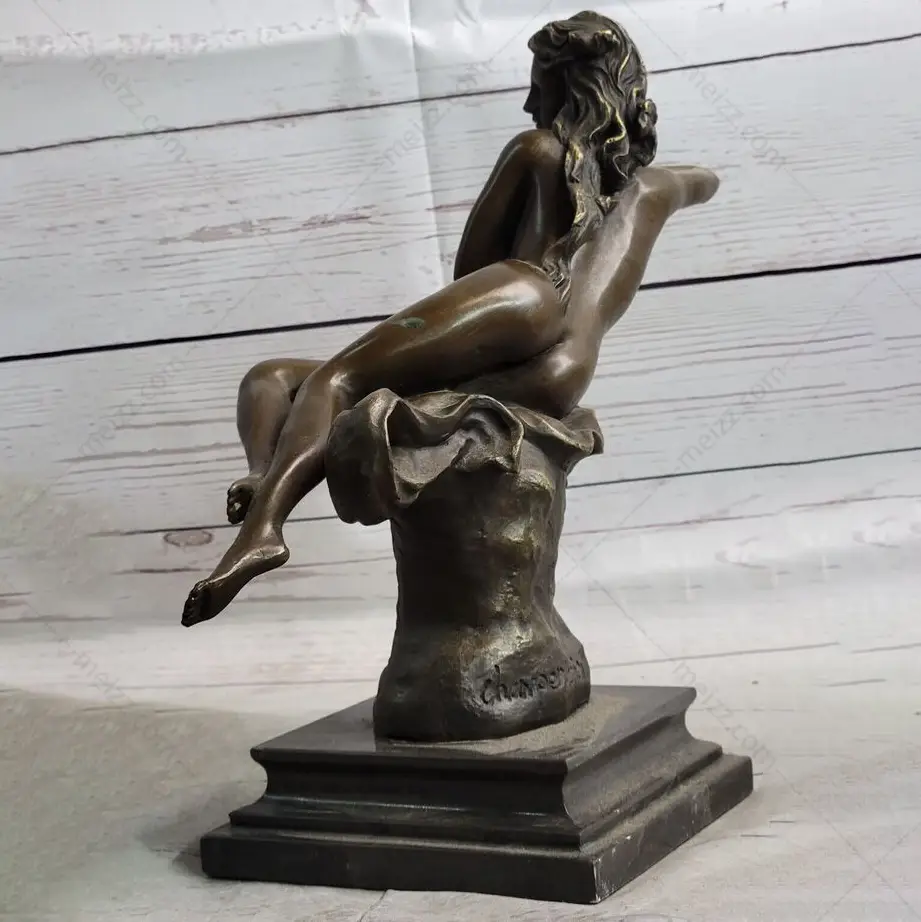 Nude Lady Sculpture