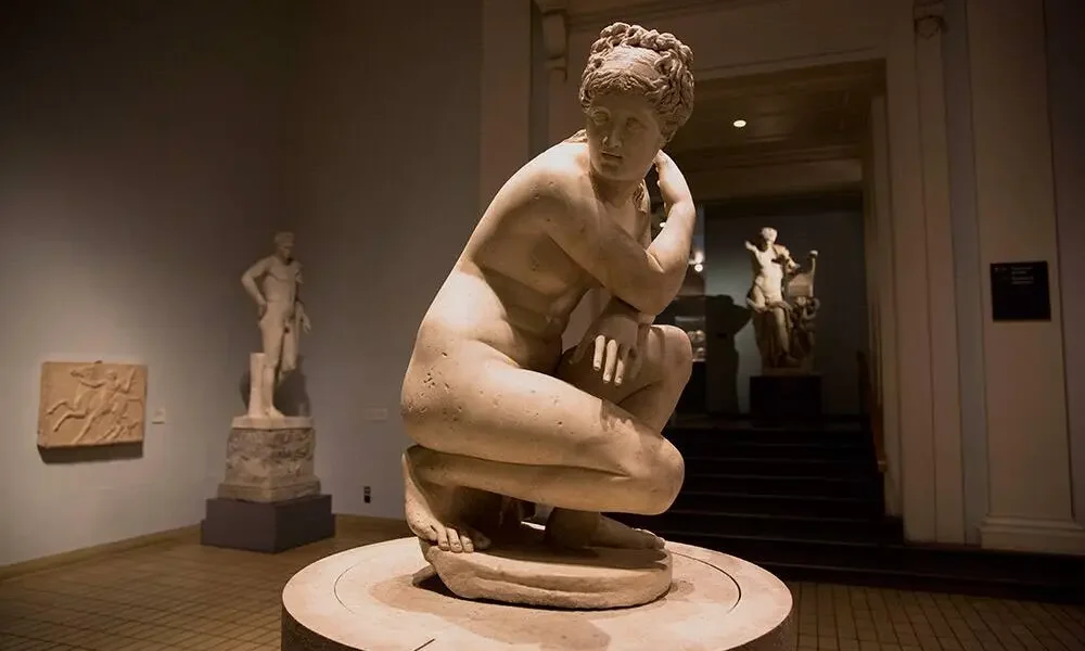 Crouching Venus Statue