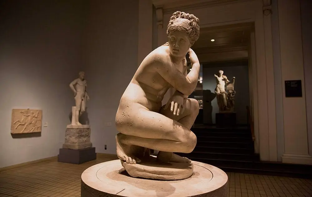 crouching venus statue