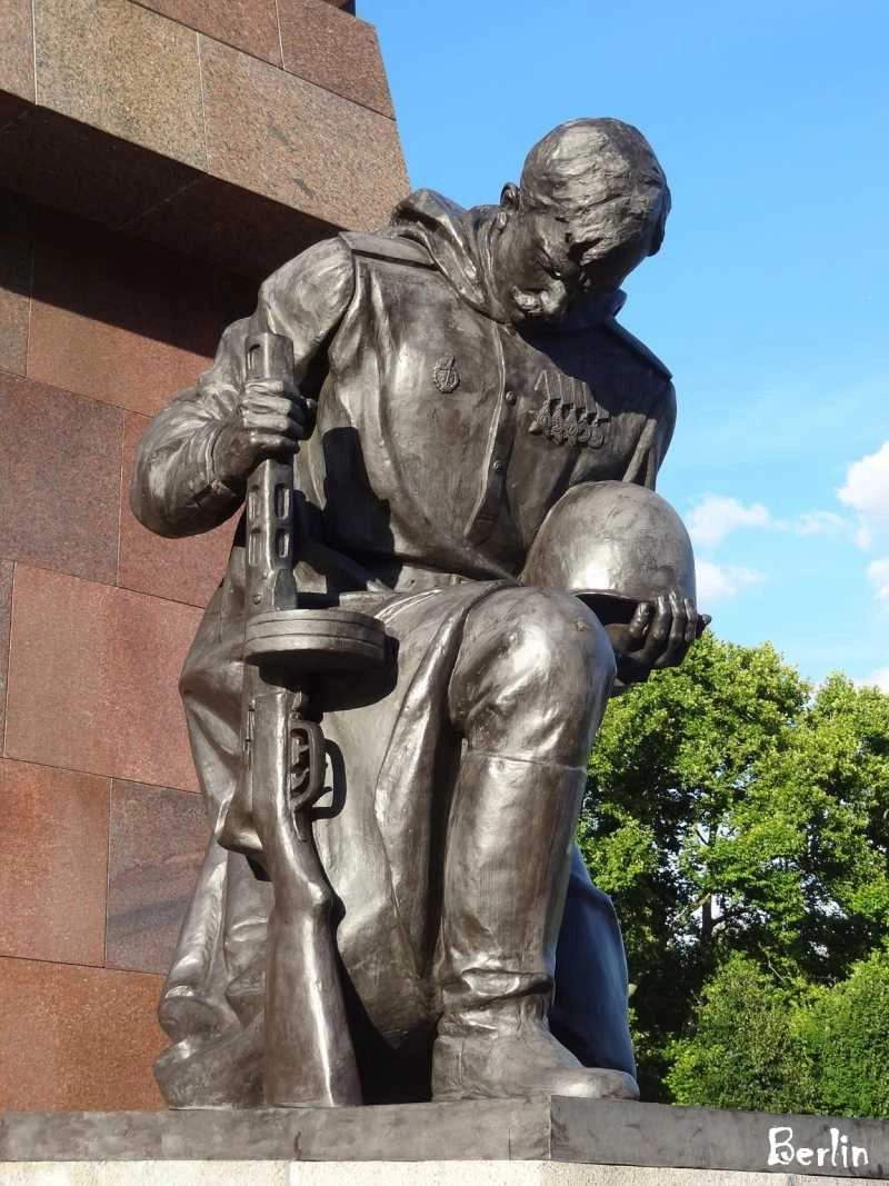 Large Kneeling Soldier Statue