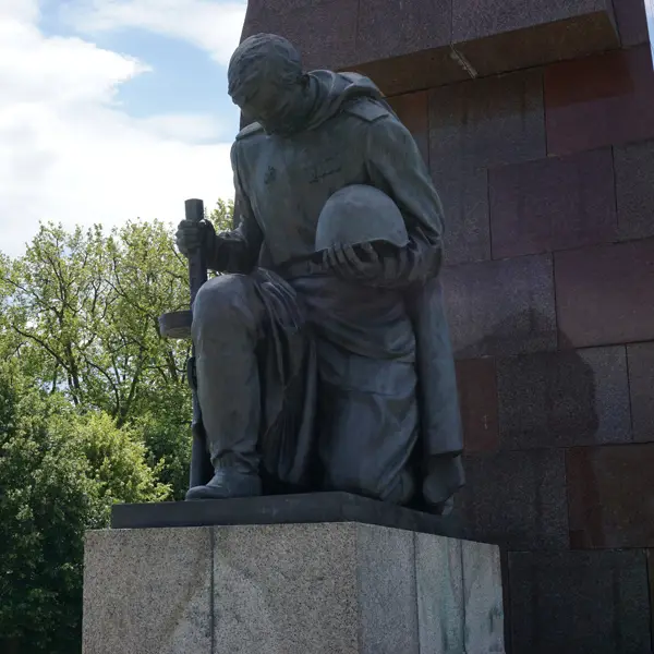 large kneeling soldier statue
