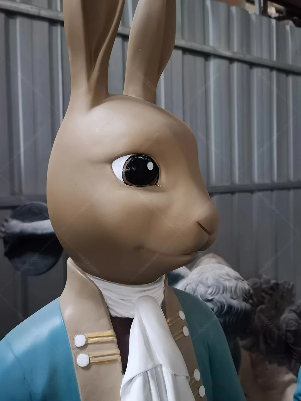 rabbit butler statue