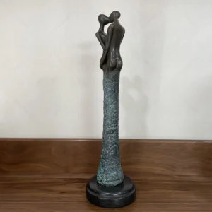 Kissing Lovers Sculpture