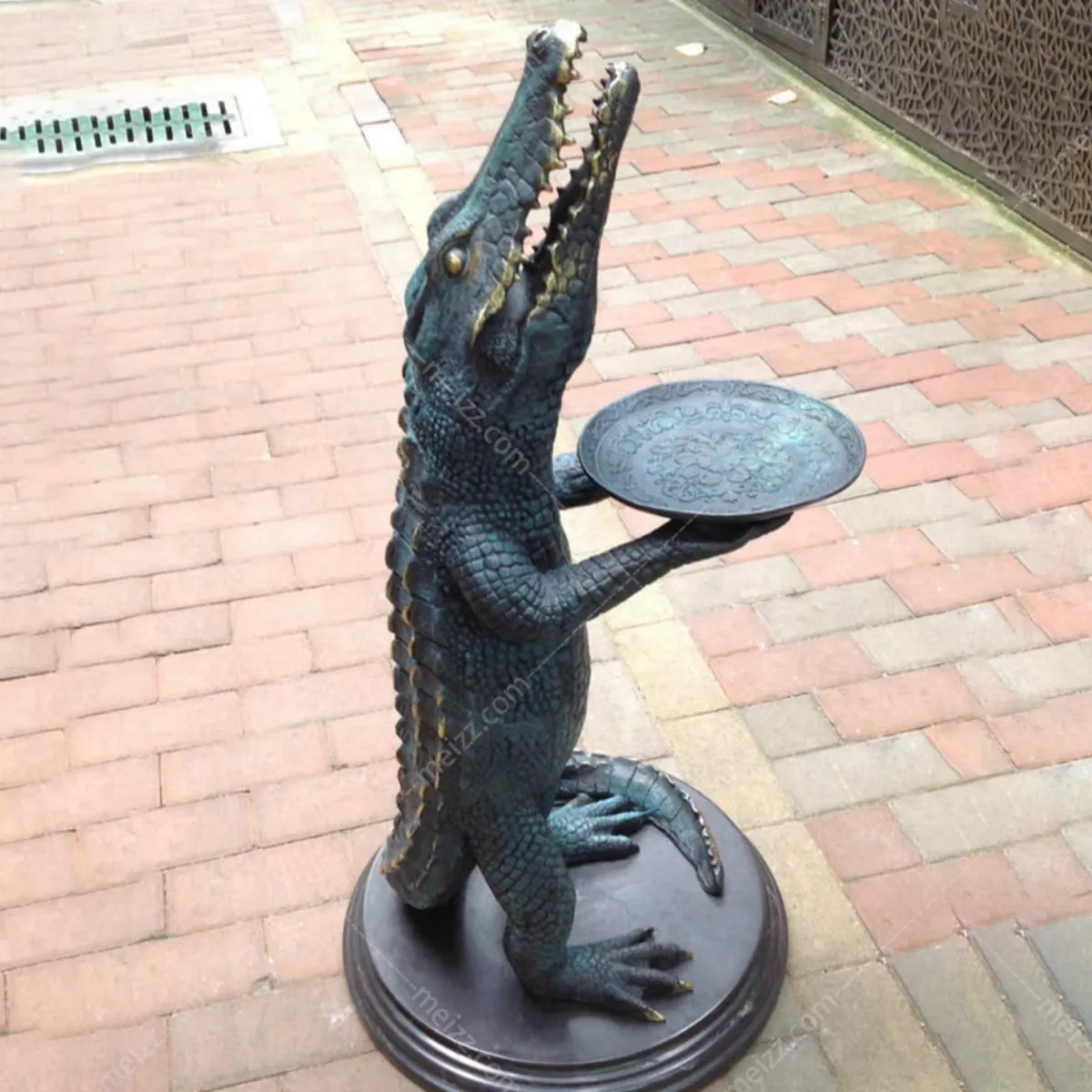 crocodile butler statue