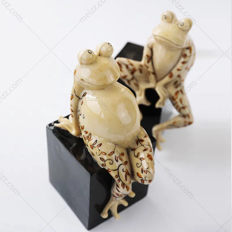 sitting frog statue