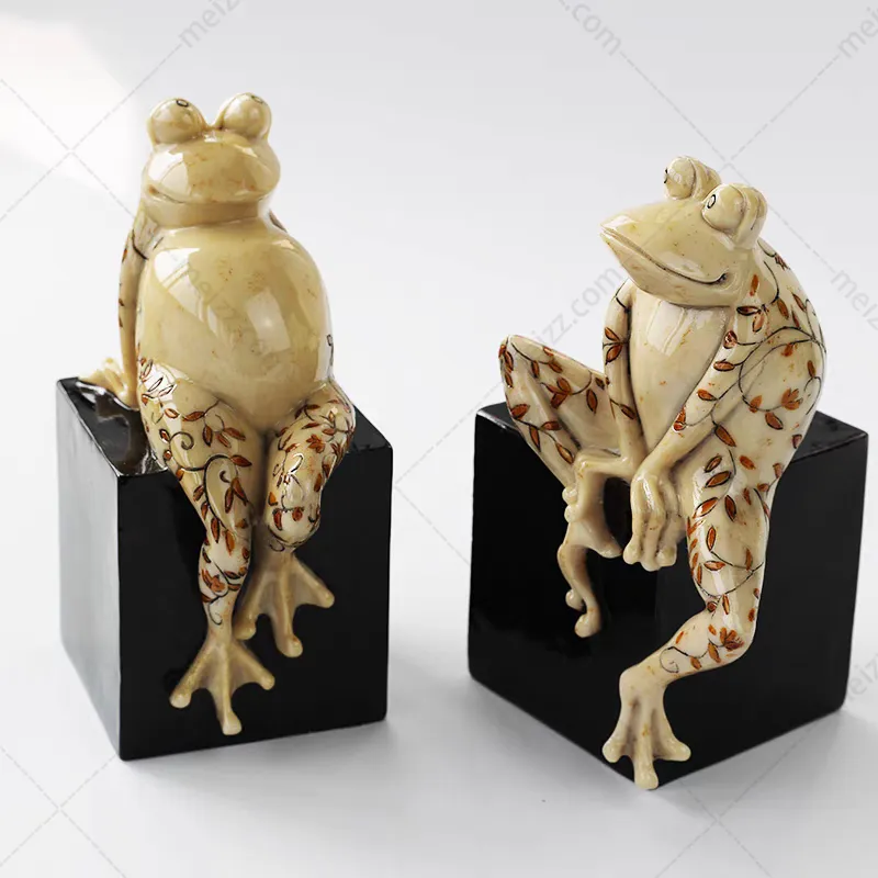 sitting frog statue