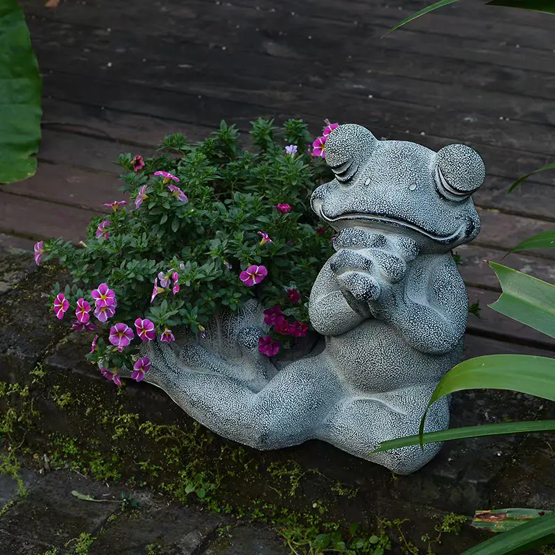 praying frog garden statue