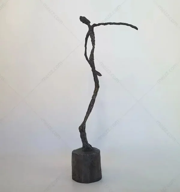 falling man statue